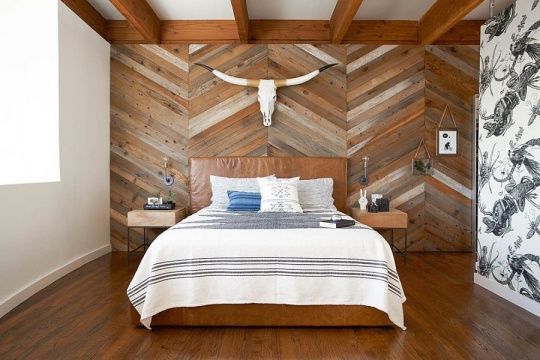 Reclaimed wood accent wall with chevron pattern is an absolute showstopper 540x360 دکور بالای تختخواب