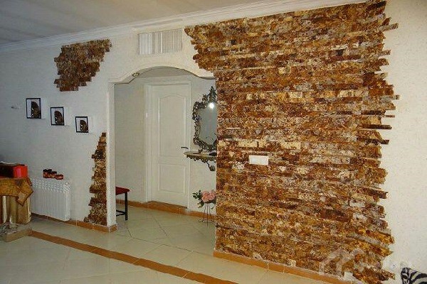 ۷ سنگ آنتیک در دکوراسیون داخلی 1505837448 guillotine stone7 ۷ سنگ آنتیک در دکوراسیون داخلی