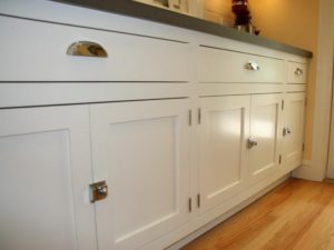 opening closure types in kitchen cabinets 2 300x225 opening closure types in kitchen cabinets (2)